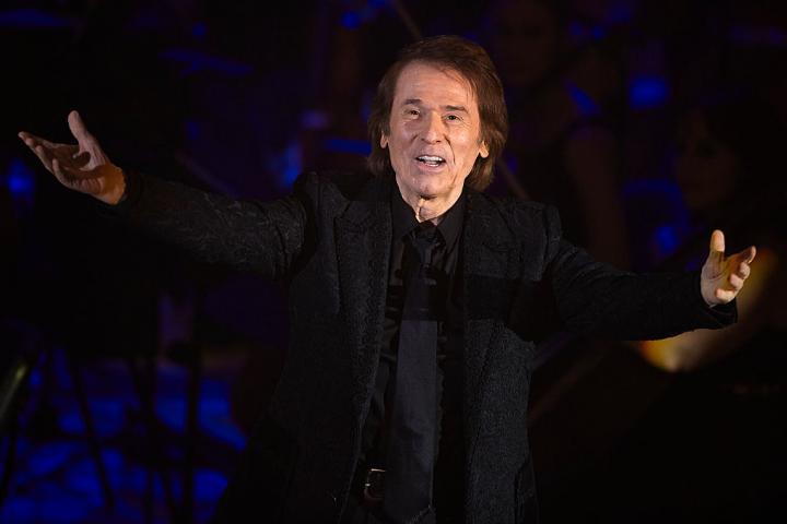 Raphael en un concierto en Valencia.