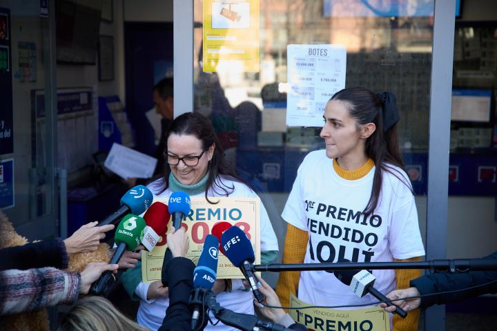 Rocío Arias, atendiendo a los medios tras dar 200 millones de euros del Gordo, el 22 de diciembre de 2023.