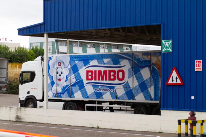 Un camión de Bimbo en la fábrica de Valladolid que echará el cierre el 31 de diciembre.