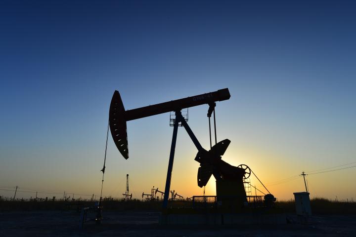 Ilustración de una bomba de petróleo en un yacimiento.