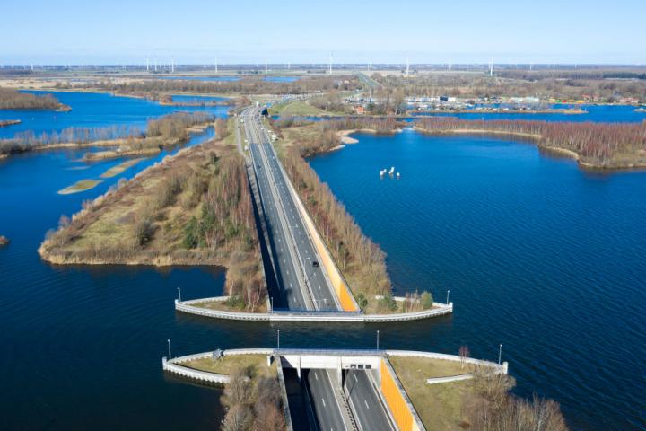 Imagen de archivo del acueducto de Veluwemeer (Harderwijk, Países Bajos).