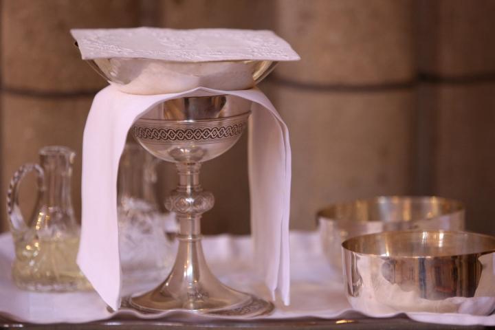 Imagen del cáliz de plata de una Iglesia.