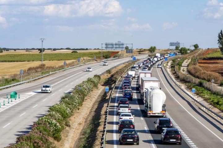 Retención de tráfico en una autovía española.