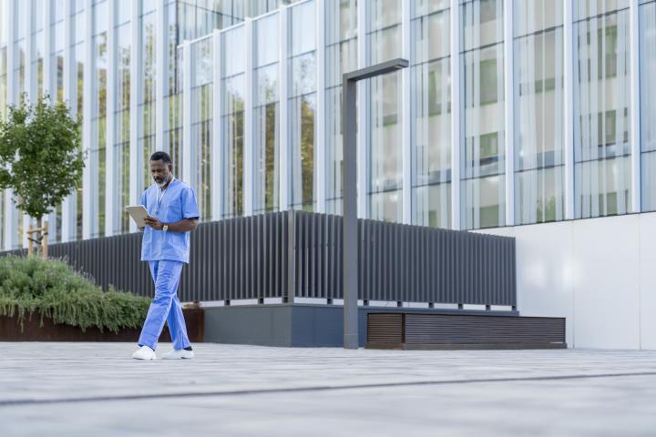 Un sanitario pasea por las inmediaciones de un hospital.