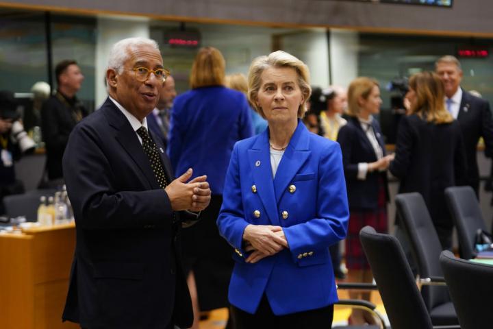 Ursula von der Leyen y António Costa conversan el Cumbre de Presidentes de la UE.