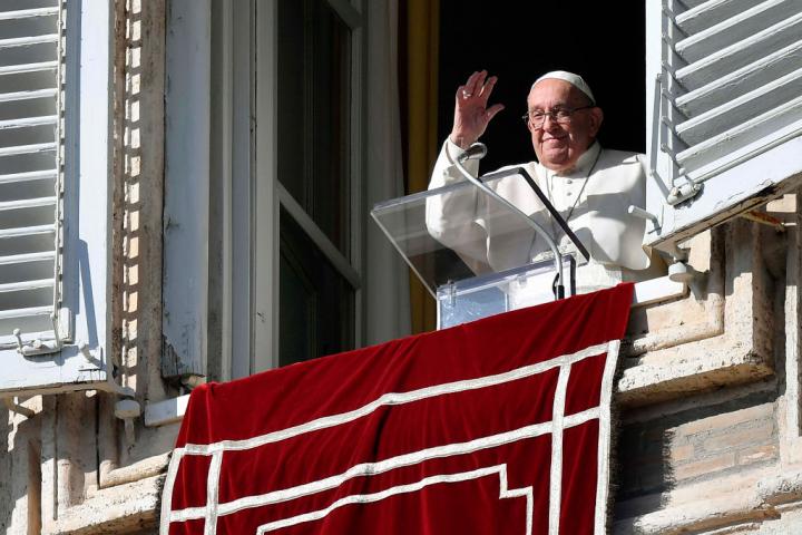 El papa Francisco se asoma desde el Palacio Apostólico, en Ciudad del Vaticano.