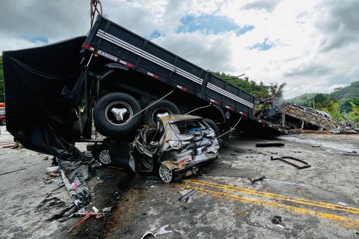Restos de los vehículos involucrados en el accidente de tráfico en Brasil.