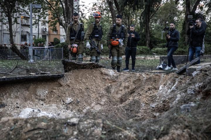 Vista del rastro que el misil ha dejado en Tel Aviv (Israel).