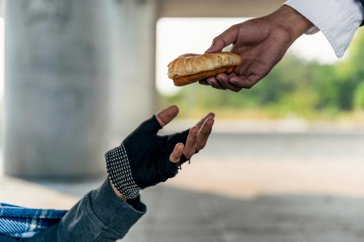 Foto de archivo de una persona viviendo en la calle.