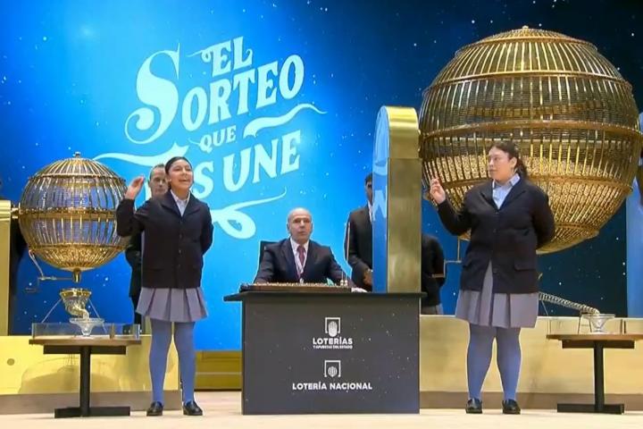 Las niñas de San Ildefonso cantando un segundo Gordo de la Lotería.