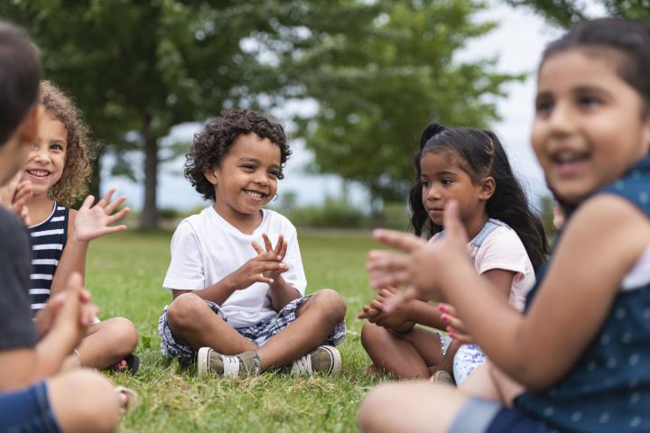 Un grupo de niños juega en un parque.