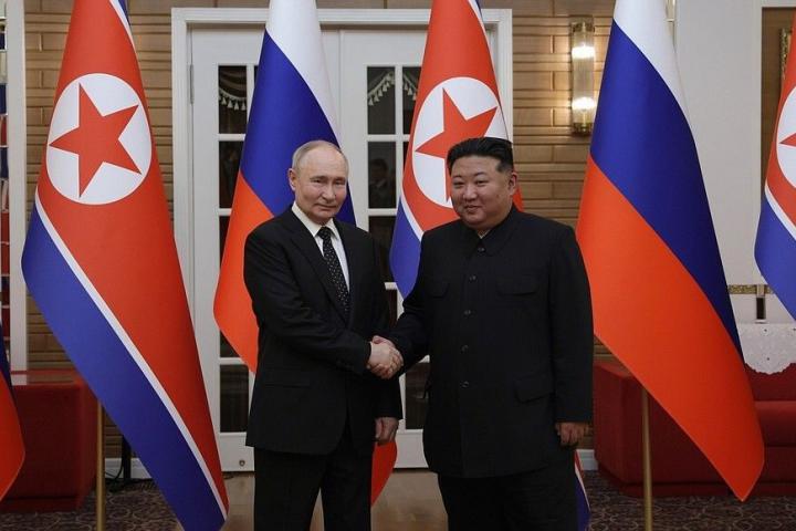 Imagen de archivo del mandatario ruso y norcoreano, Vladímir Putin y Kim Jong-un, en una imagen de archivo de una cumbre bilateral.