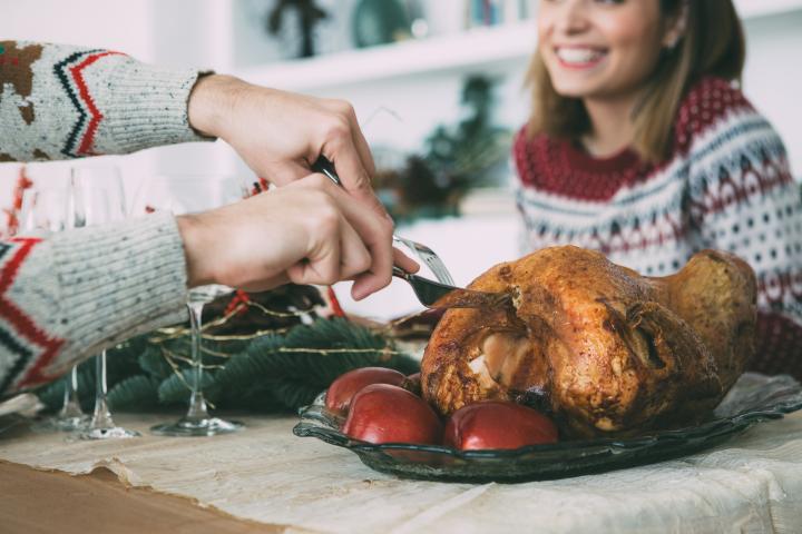 Imagen de una persona trinchando el pavo.