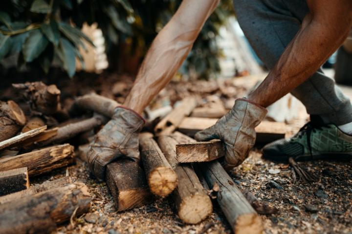 Un "parado" consiguió ingresar más de un millón de euros por vender leña.