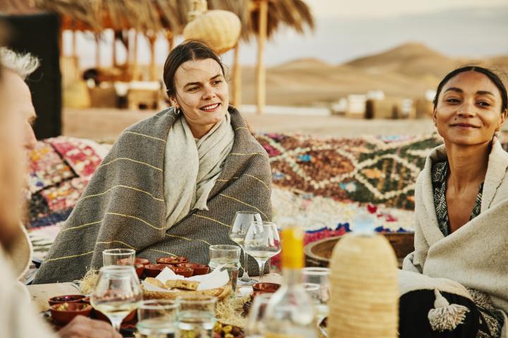 Un grupo de amigos tomando algo en un local de Marruecos.