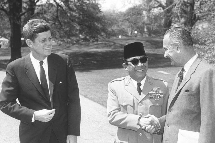 El expresidente de Indonesia Sukarno (a.k.a. Achmed Sukarno, 1901-1970), con el vicepresidente estadounidense Lyndon B. Johnson (1908 - 1973) y el presidente John F. Kennedy (1917-1963) en una visita en Washington DC (EEUU).