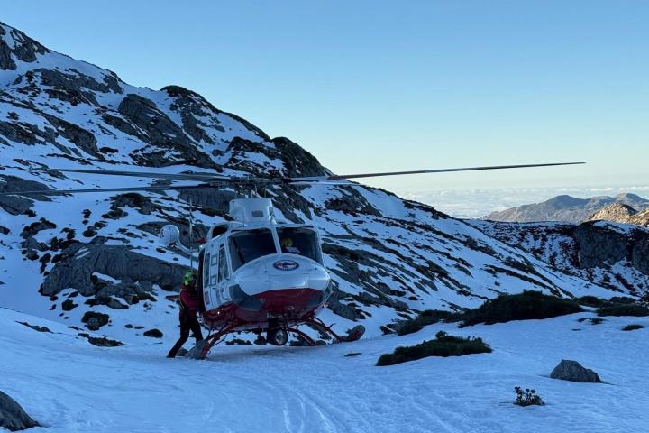 El helicóptero del Gobierno de Cantabria en el dispositivo de búsqueda del montañero perdido