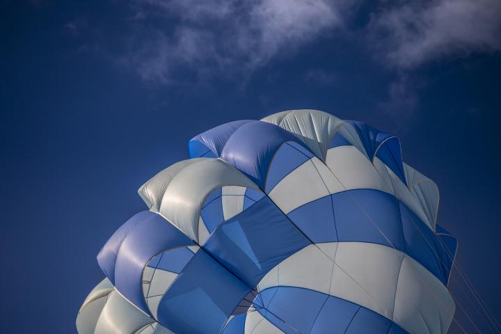 Imagen de archivo de un detalle de un paracaídas.