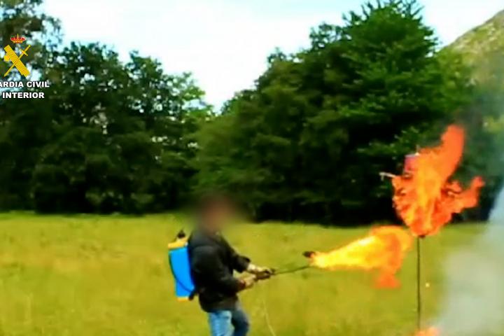 El arrestado grababa los vídeos tutoriales sobre fabricación de explosivos en una finca propiedad de su familia ubicada en un lugar próximo a una zona residencial, a un polígono industrial y a un área forestal.