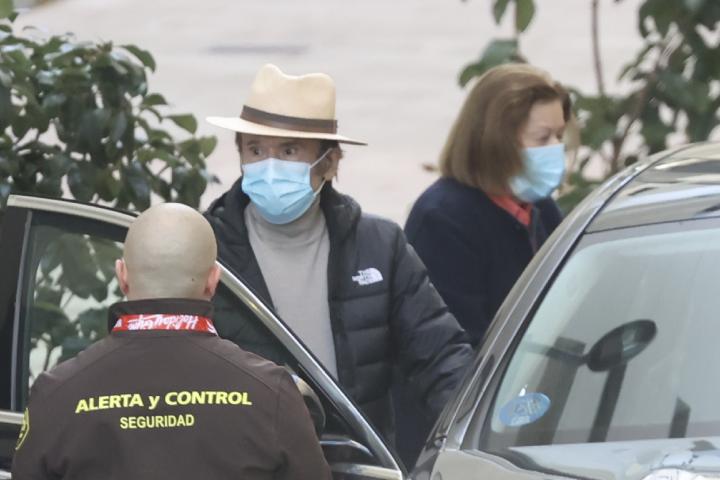 Raphael y su mujer montan en el coche que les ha trasladado a su casa.