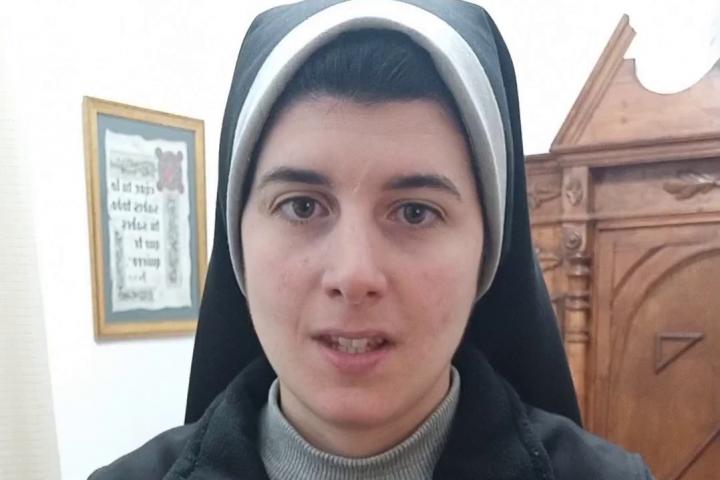 Sor Marta, en su vídeo de TikTok en el que anima a decir 'Feliz Navidad'.