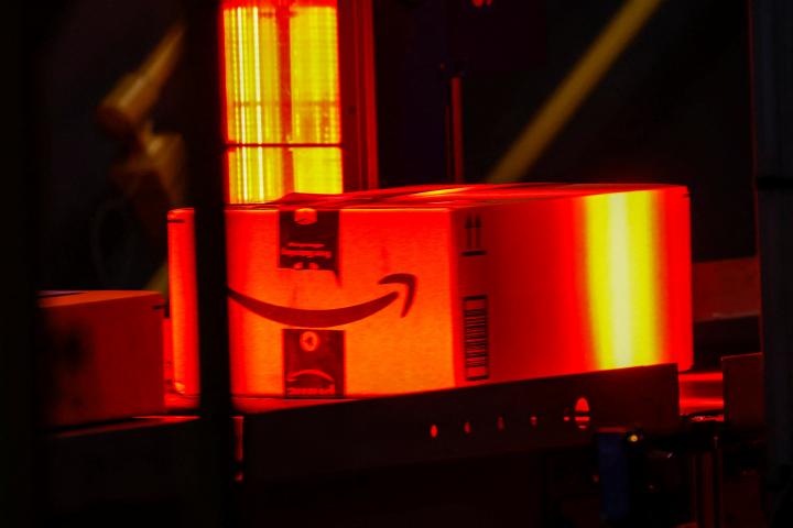 Un paquete de Amazon, a punto de salir de una planta de distribuición.