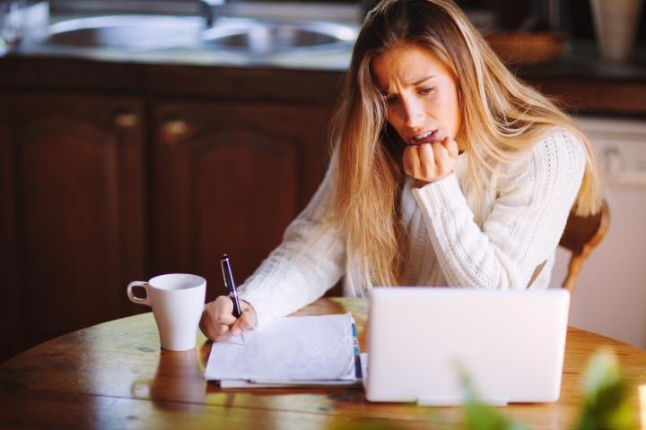 Una mujer escribiendo.