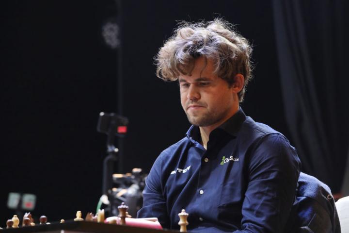 El noruego Magnus Carlsen en el sexto torneo de ajedrez rápido y relámpago celebrado en India en noviembre de 2024.