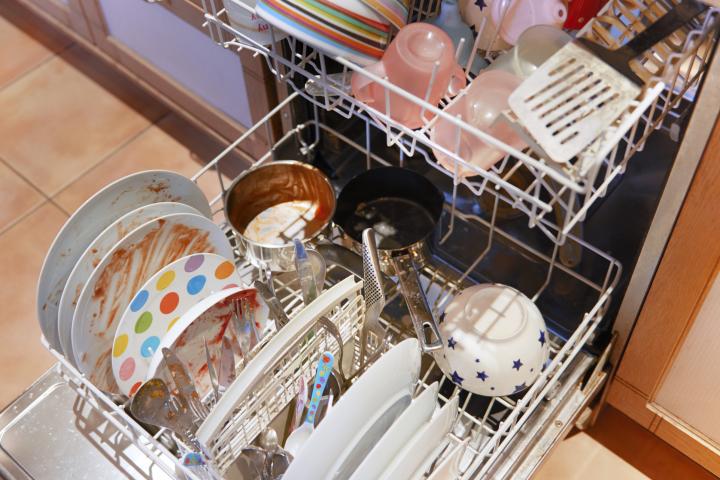 Lavavajillas sucio, listo para comenzar el ciclo.