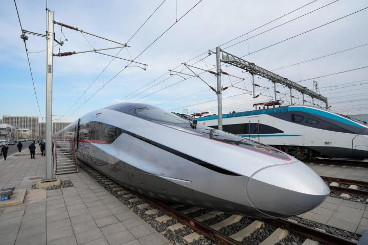 El tren bala CR450, el hyperloop de China, en una estación de Pekín.