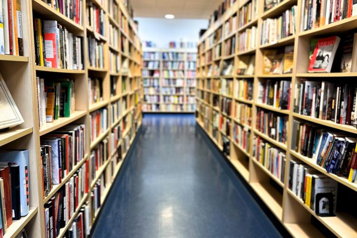 Foto de archivo de una biblioteca.