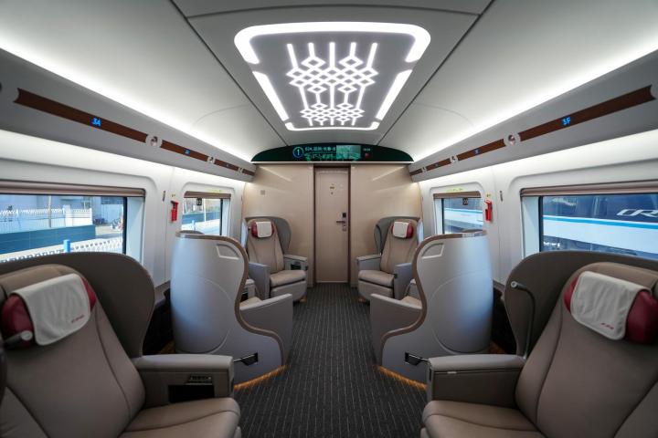 Interior de uno de los bagones del tren bala CR450, el hyperloop de China, en una estación de Pekín.