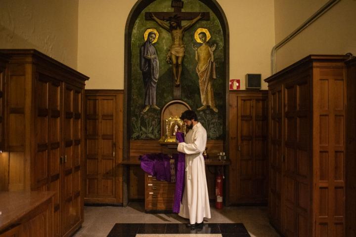 Un sacerdote se prepara para ofrecer un servicio religioso en Cataluña.