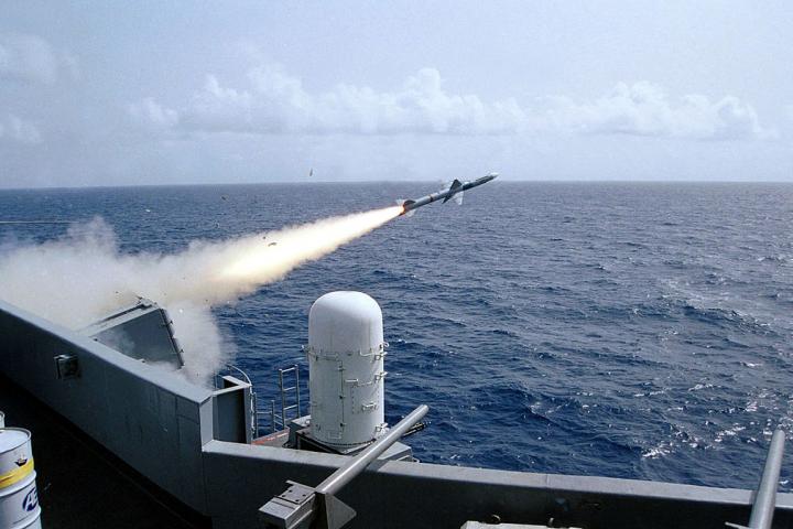 Lanzamiento de un misil 'Sea Sparrow' desde las costas de Puerto Rico.