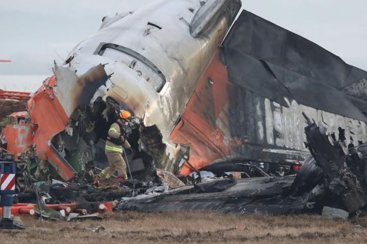 Los restos del Boeing 737-800 de Jeju Airlines después del accidente.