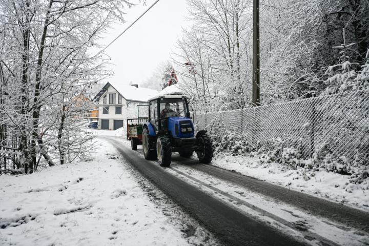 Un tractor opera en una localidad de Polonia.