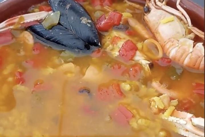 El presunto arroz caldoso que le sirvieron a Yolanda Benítez.