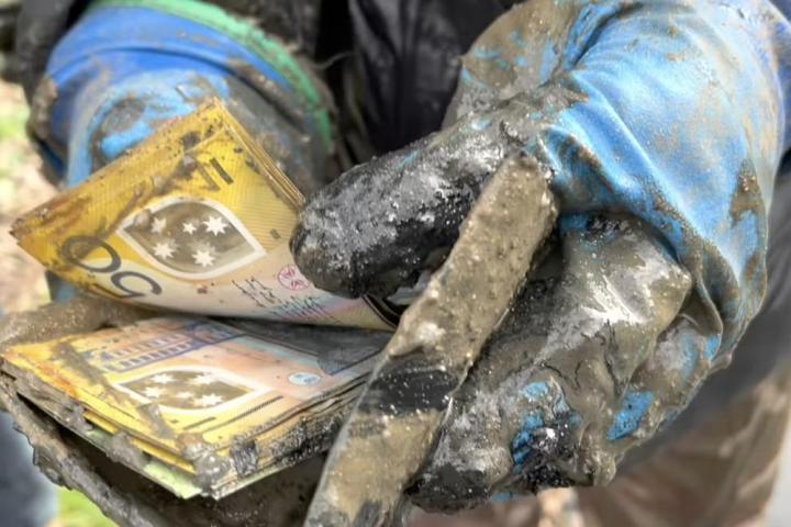 Parte del botín rescatado en un río de Reino Unido.