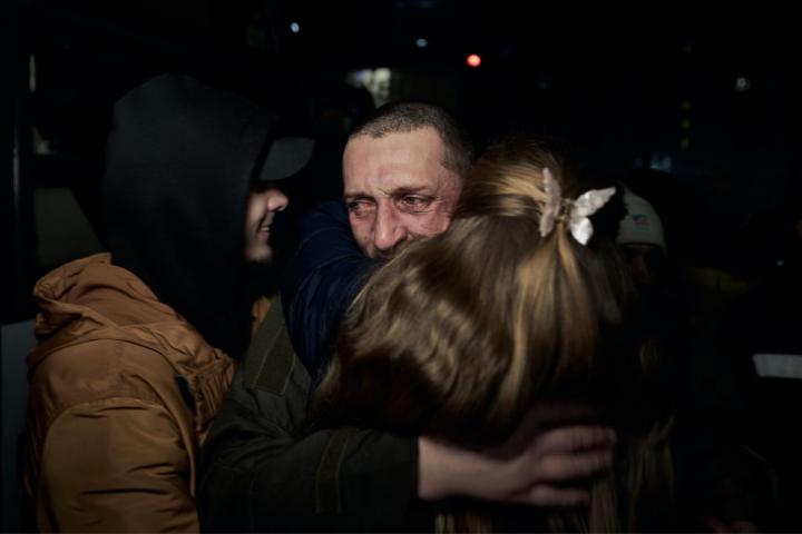 Prisioneros de guerra ucranianos liberados por Rusia llegan a la ciudad de Chernígov.