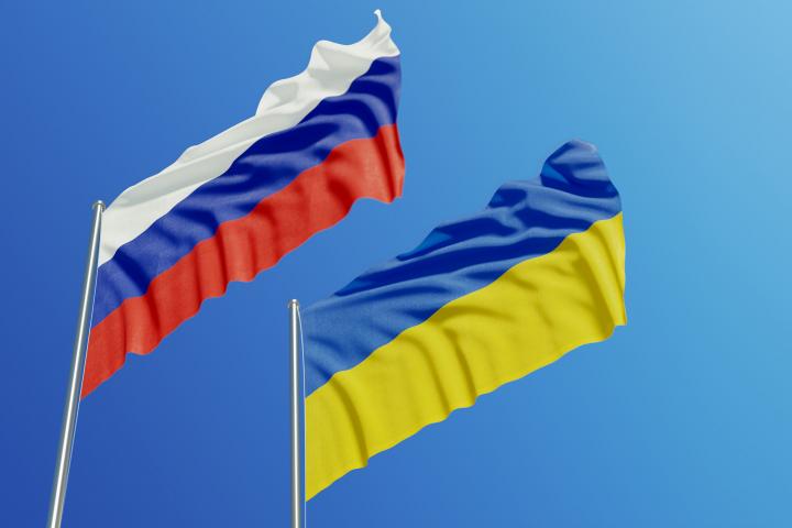 La bandera rusa y ucraniana, en una imagen de archivo.