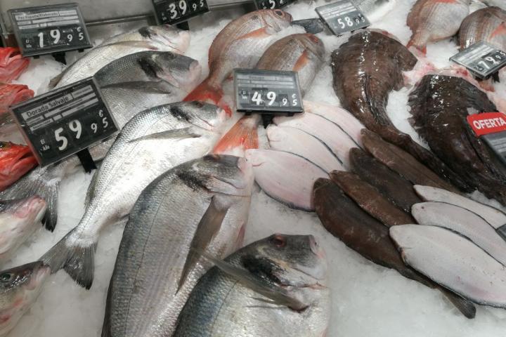 Pescado fresco en un mercado de España.