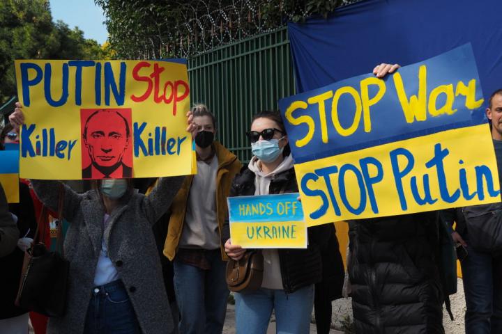 Un grupo de griegos se concentra frente a la embajada rusa en Atenas al comienzo de la guerra en Ucrania.