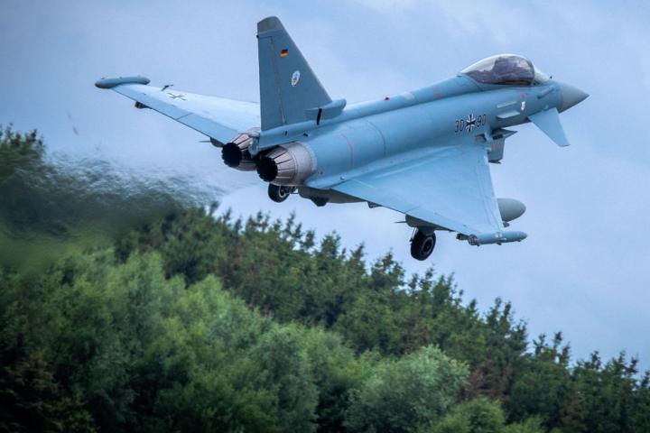 Un caza alemán despega desde una base en Estonia.