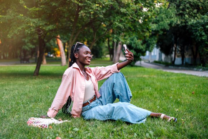Una mujer se hace una foto a sí misma.