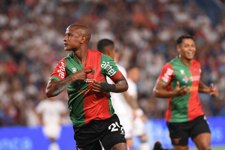 Mathías Acuña juega en un partido del Club Nacional de Football (su equipo) contra el Boston River, en marzo de 2023, en Montevideo (Uruguay).