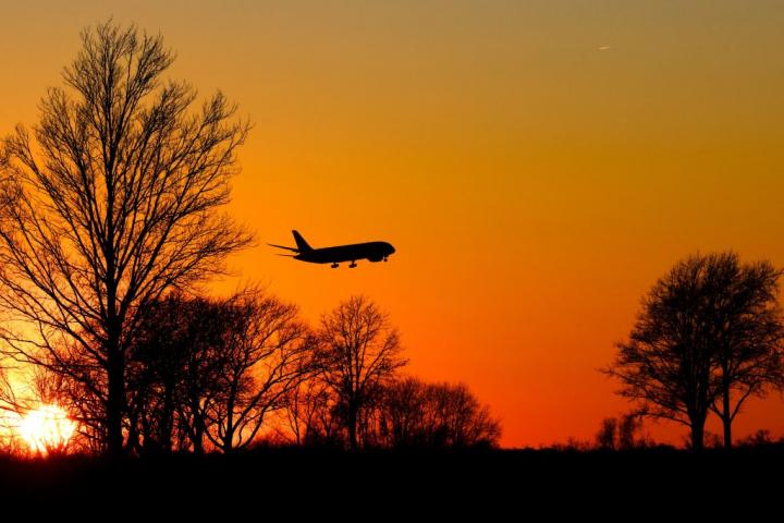 Un avión, tras despegar desde el aeropuerto de Casablanca