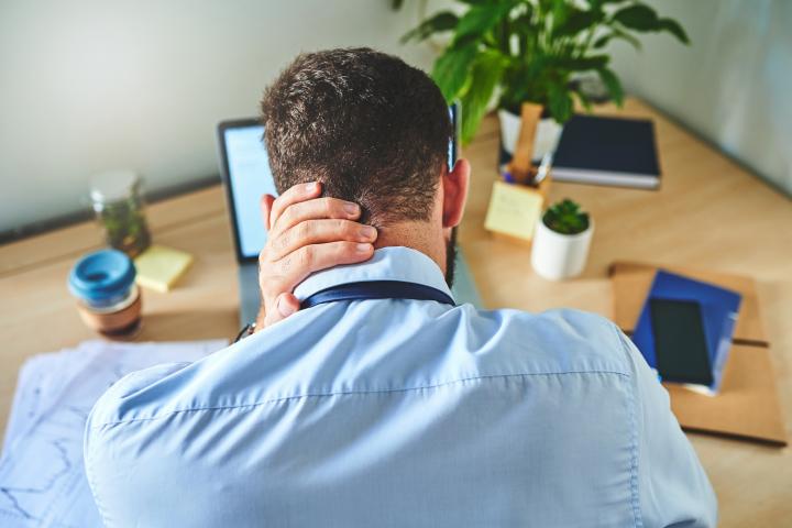 Una persona tras muchas horas trabajando, en una imagen de archivo.