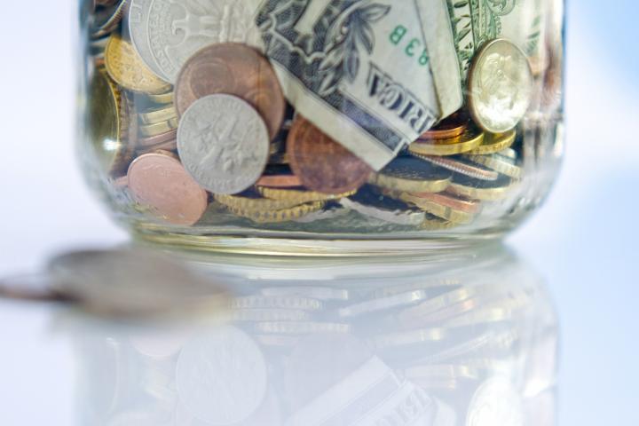 Imagen de archivo de un detalle de un bote de propinas.