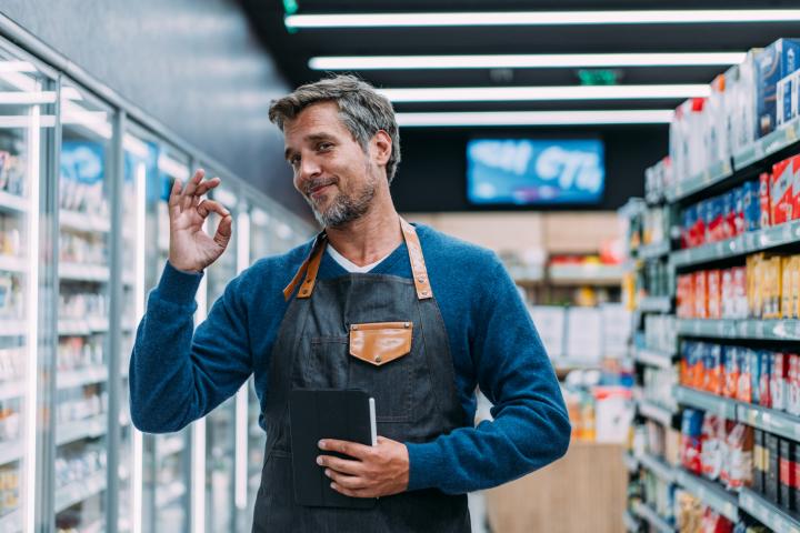 Un hombre haciendo el símbolo de 'OK' con la mano.