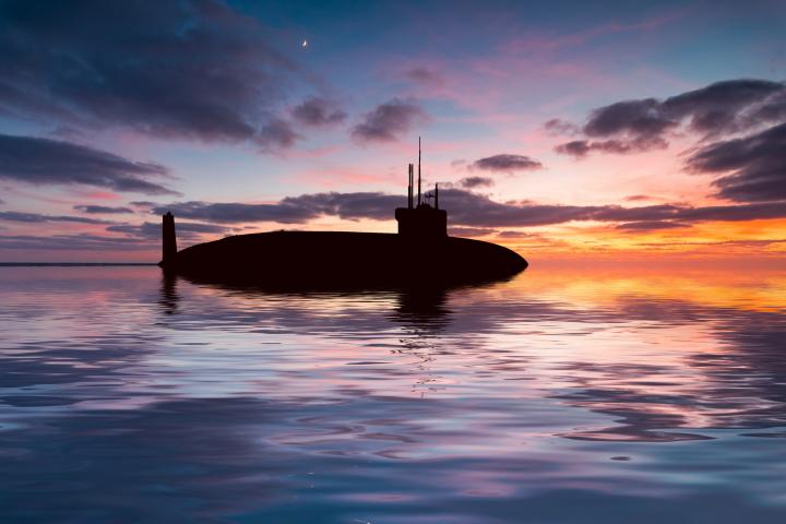 Un submarino ruso navega las aguas del océano.